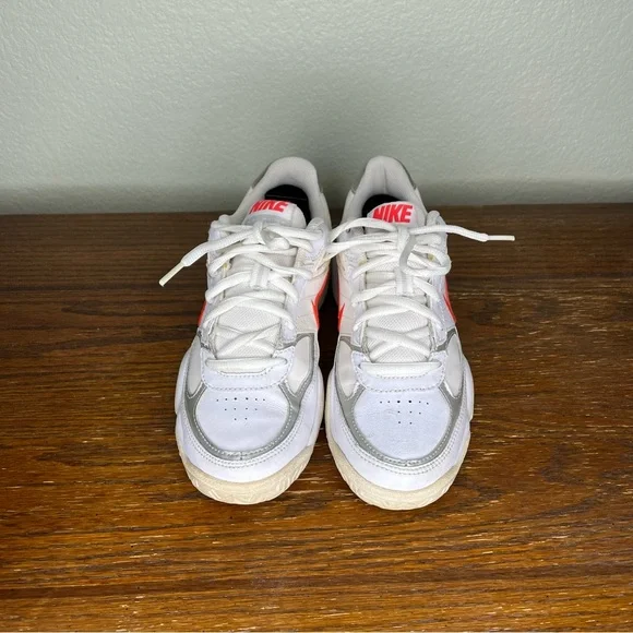 Nike. Size 6.5 color white & Gary - Picture 3 of 9